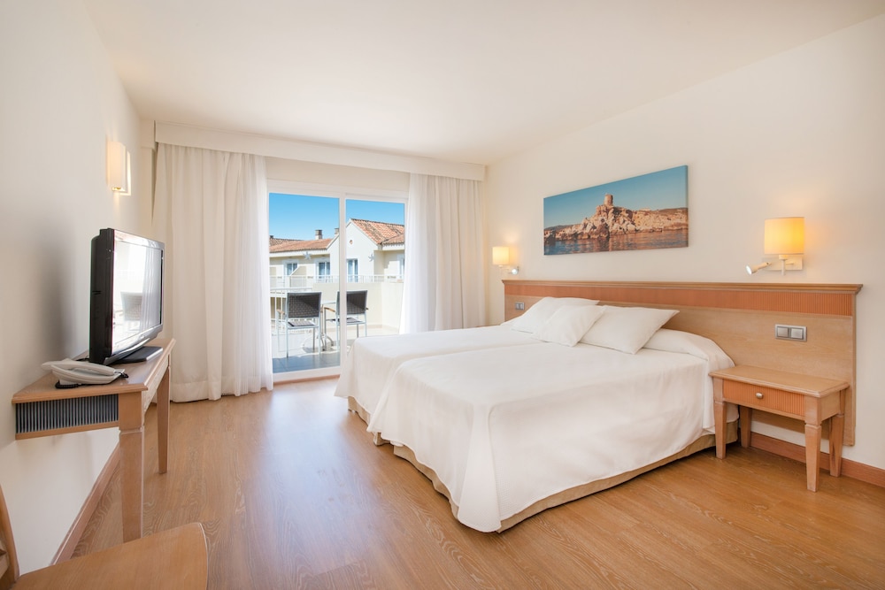 Iberostar Waves Club Cala Barca - All inclusive — Hotel rooms in Portopetro, Balearic Islands