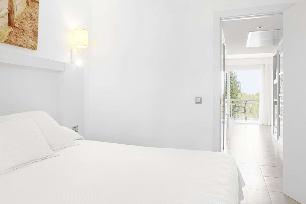 Iberostar Waves Club Cala Barca - All inclusive — Hotel rooms in Portopetro, Balearic Islands