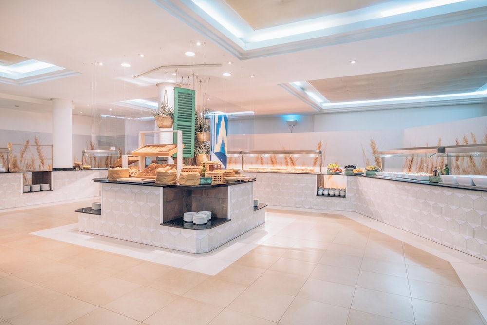 Iberostar Waves Club Cala Barca - All inclusive — Restaurant & bars in Portopetro, Balearic Islands