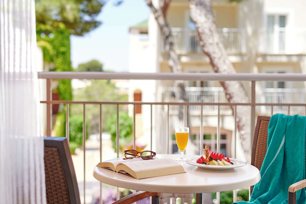 Iberostar Waves Club Cala Barca - All inclusive — Hotel building in Portopetro, Balearic Islands