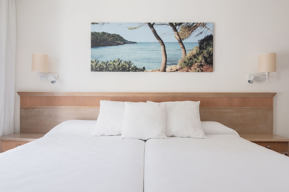 Iberostar Waves Club Cala Barca - All inclusive — Hotel rooms in Portopetro, Balearic Islands