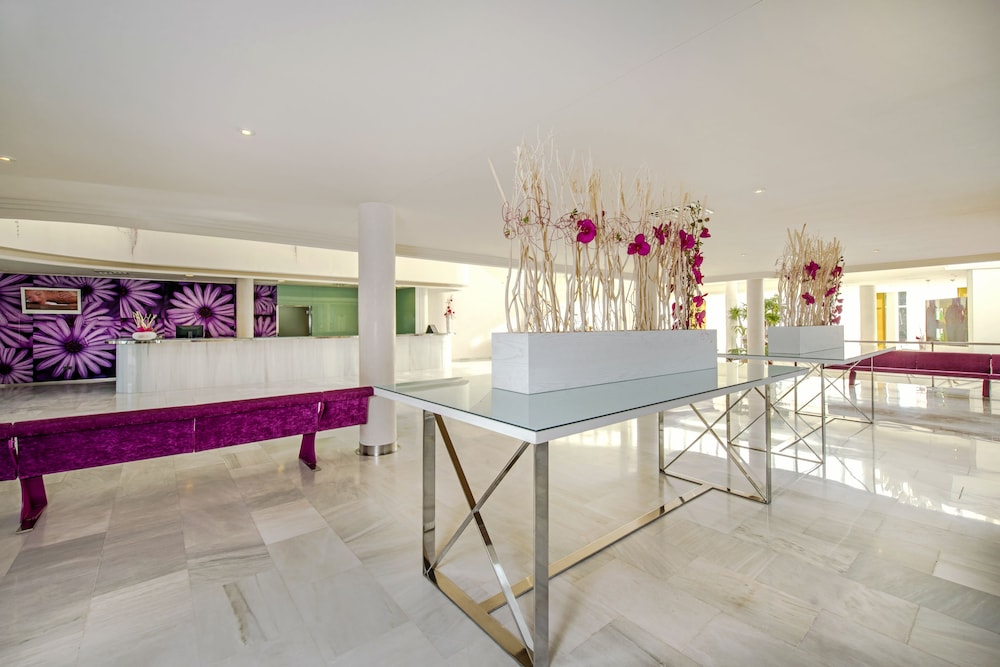 Iberostar Waves Club Cala Barca - All inclusive — Hotel building in Portopetro, Balearic Islands