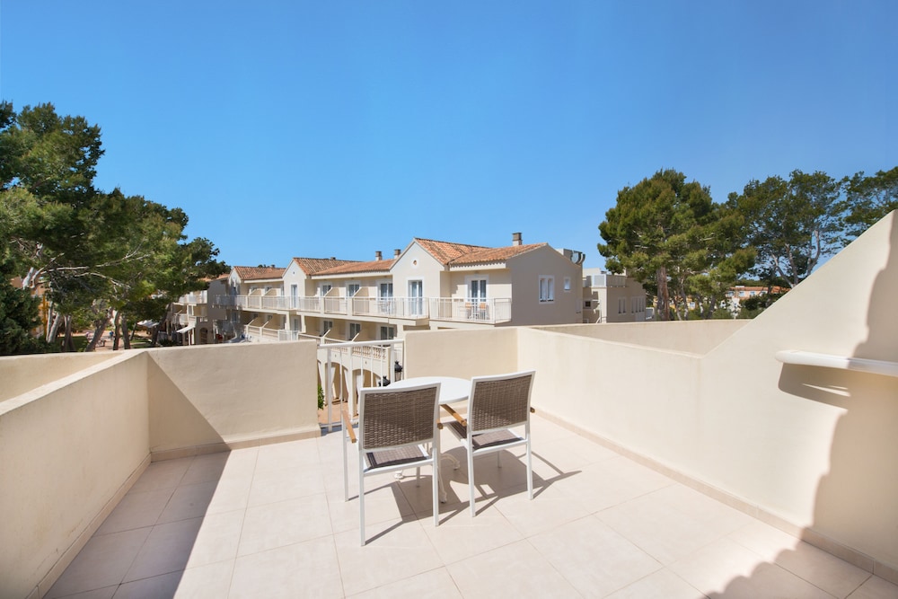 Iberostar Waves Club Cala Barca - All inclusive — Hotel building in Portopetro, Balearic Islands