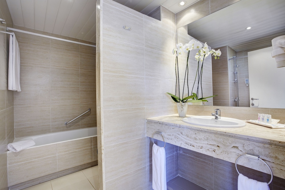 Grupotel Mallorca Mar — Hotel rooms in Cala Bona, Balearic Islands