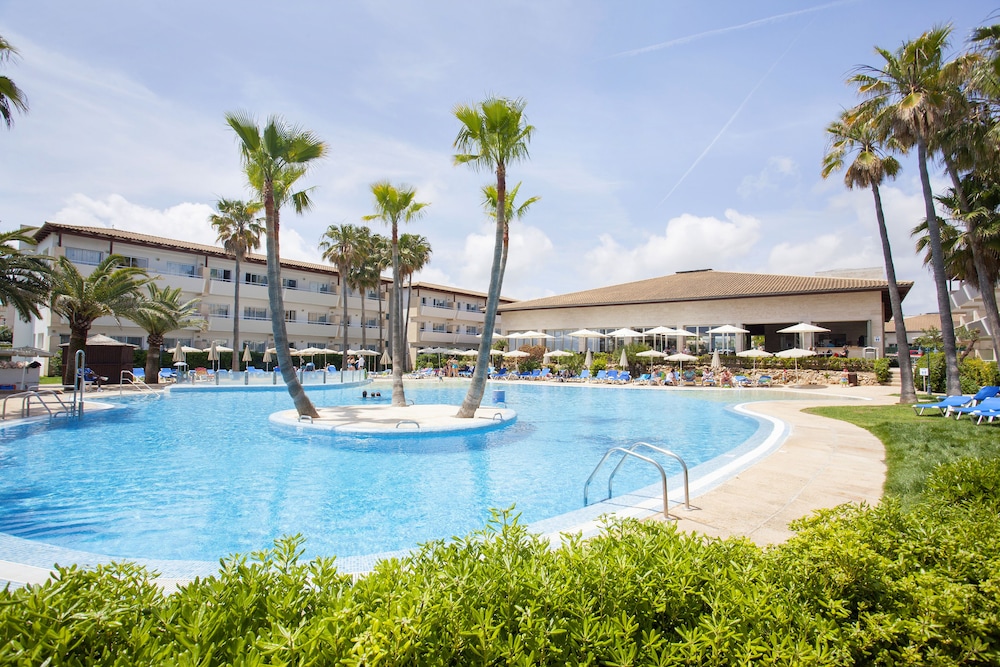 Grupotel Mallorca Mar — Swimming pool in Cala Bona, Balearic Islands