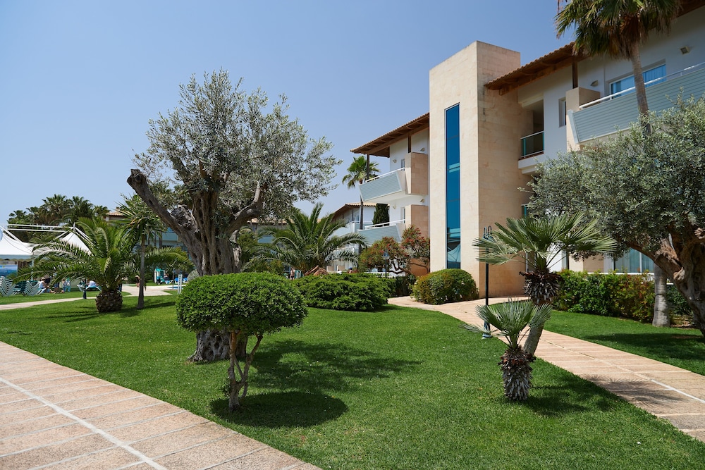 Grupotel Mallorca Mar — Hotel building in Cala Bona, Balearic Islands