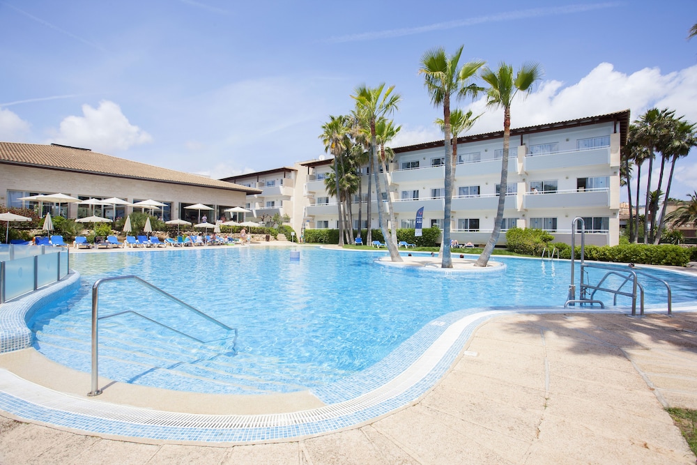 Grupotel Mallorca Mar — Swimming pool in Cala Bona, Balearic Islands