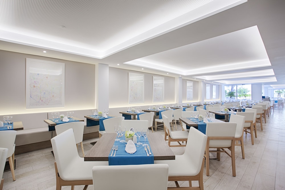 Grupotel Farrutx — Restaurant & bars in Can Picafort, Balearic Islands