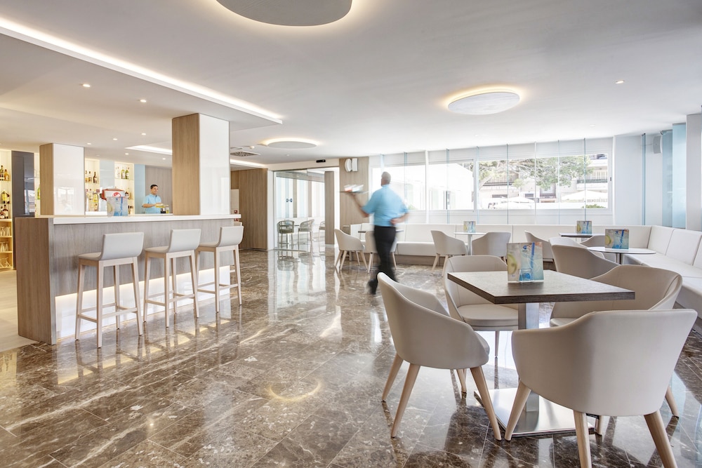Grupotel Farrutx — Restaurant & bars in Can Picafort, Balearic Islands
