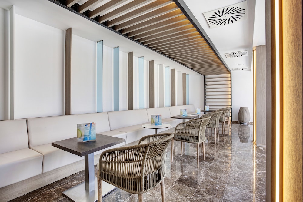 Grupotel Farrutx — Restaurant & bars in Can Picafort, Balearic Islands