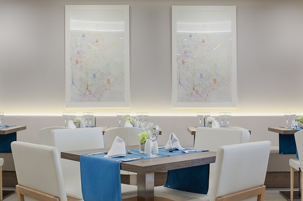 Grupotel Farrutx — Restaurant & bars in Can Picafort, Balearic Islands
