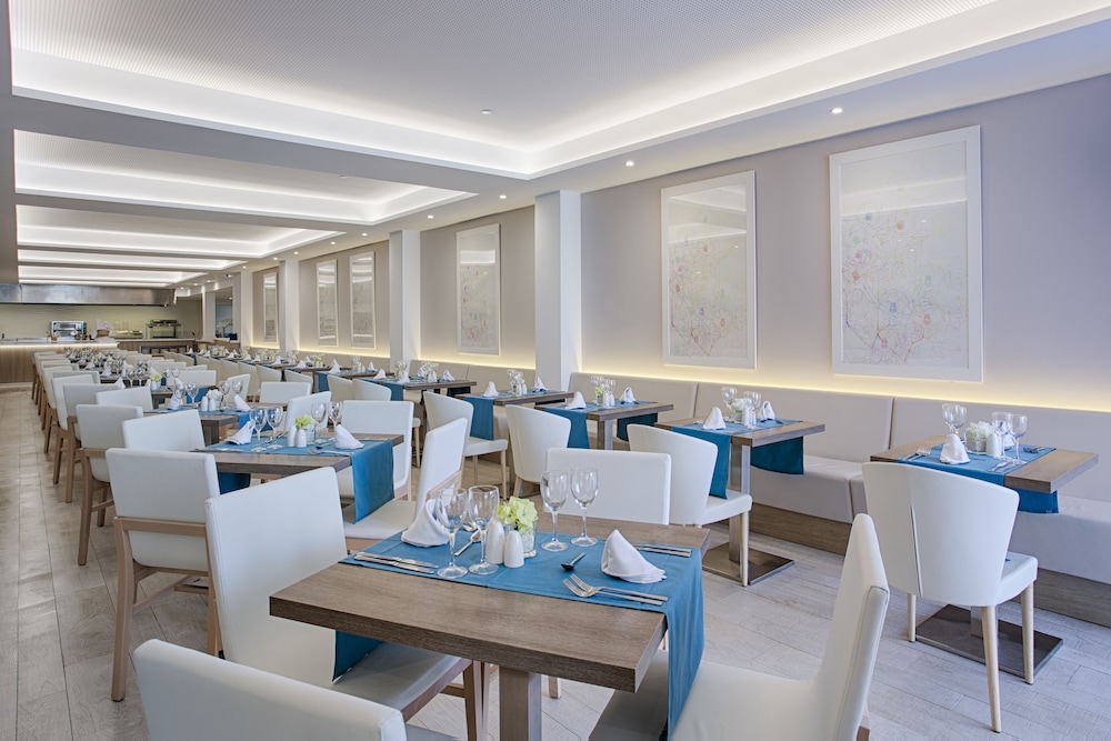 Grupotel Farrutx — Restaurant & bars in Can Picafort, Balearic Islands