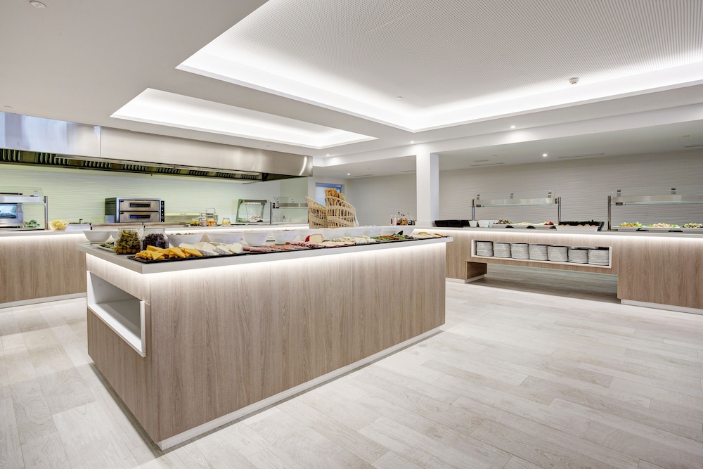 Grupotel Farrutx — Restaurant & bars in Can Picafort, Balearic Islands