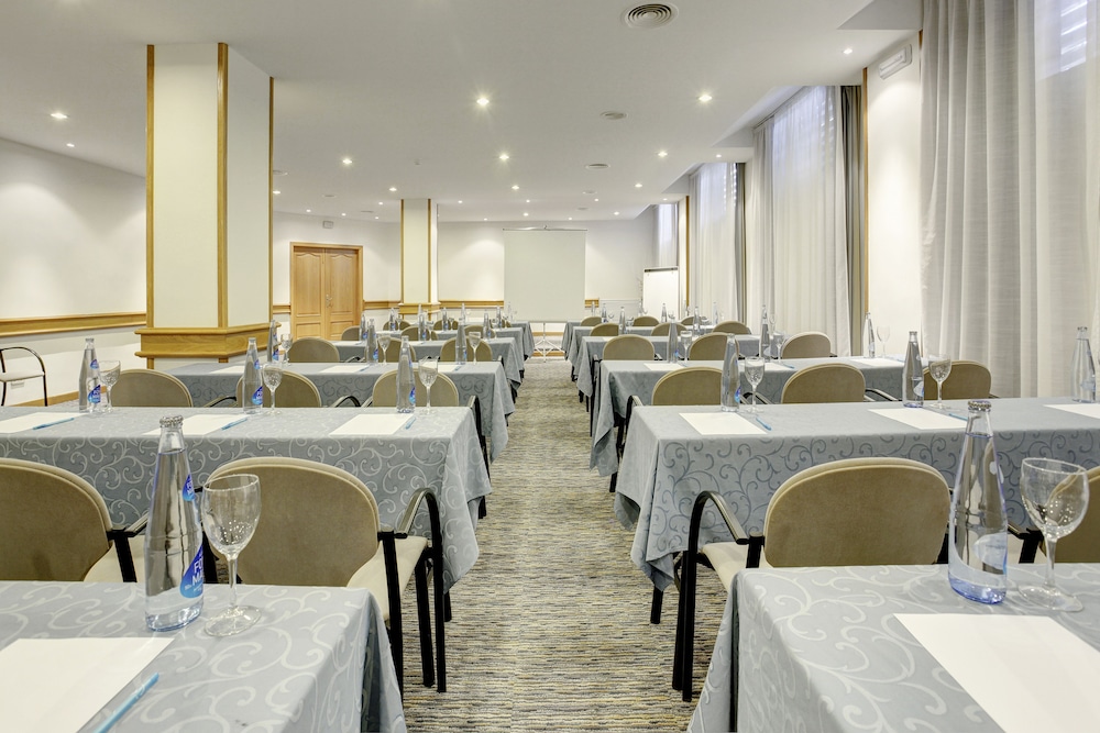 Grupotel Montecarlo — Restaurant & bars in Can Picafort, Balearic Islands