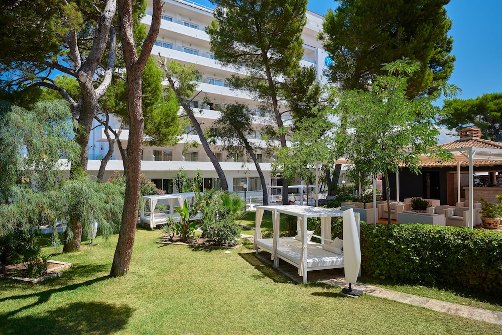 Grupotel Montecarlo — Hotel building in Can Picafort, Balearic Islands