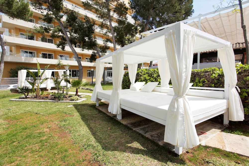 Grupotel Montecarlo — Hotel building in Can Picafort, Balearic Islands
