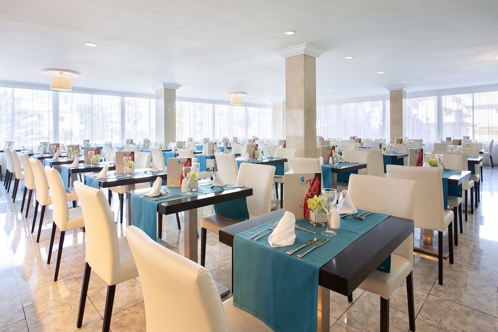 Grupotel Montecarlo — Restaurant & bars in Can Picafort, Balearic Islands