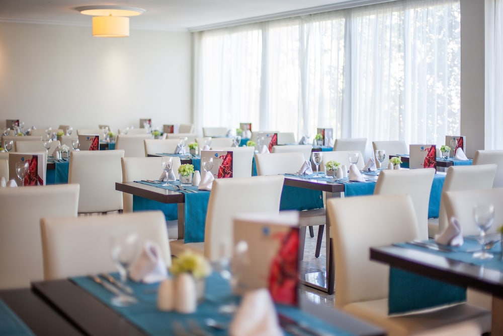Grupotel Montecarlo — Restaurant & bars in Can Picafort, Balearic Islands