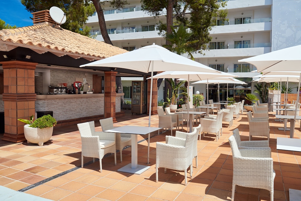 Grupotel Montecarlo — Restaurant & bars in Can Picafort, Balearic Islands