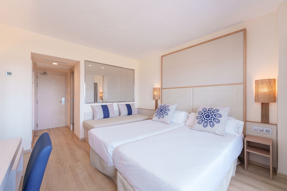 Globales Janeiro — Hotel rooms in Can Picafort, Balearic Islands