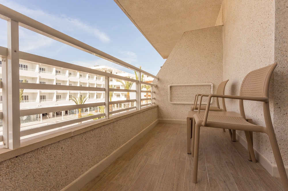 Globales Janeiro — Hotel rooms in Can Picafort, Balearic Islands