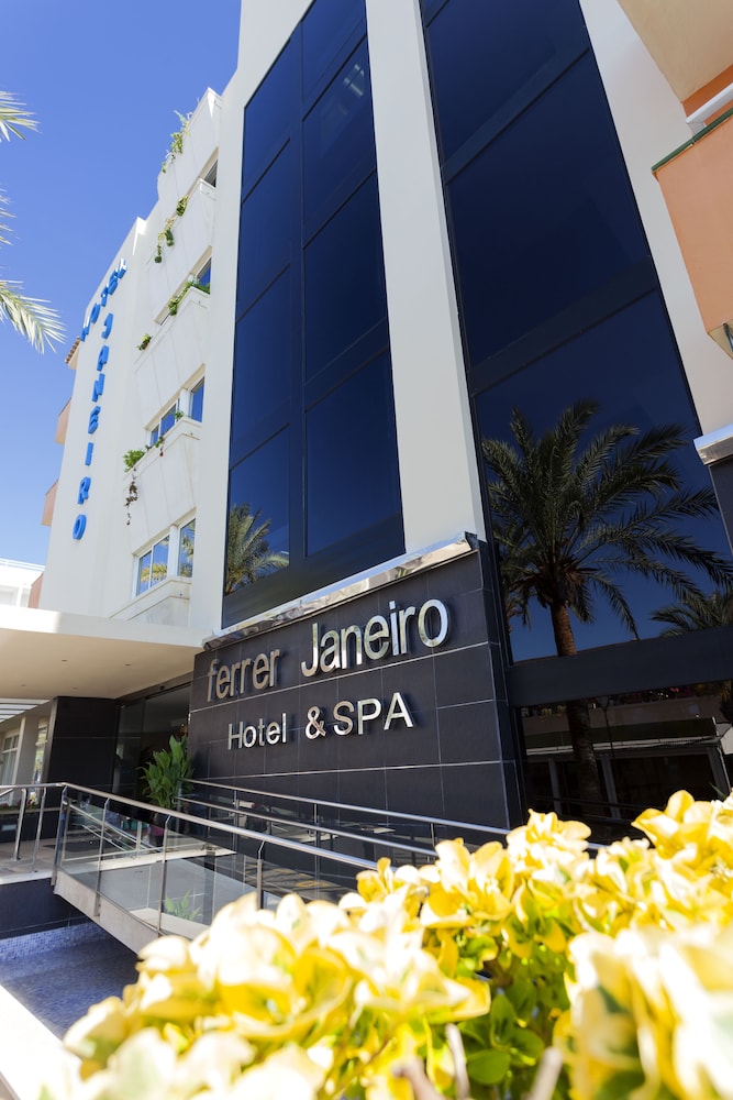 Globales Janeiro — Hotel building in Can Picafort, Balearic Islands