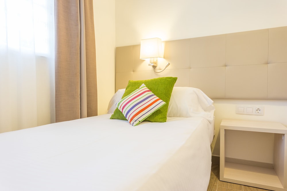 Globales Janeiro — Hotel rooms in Can Picafort, Balearic Islands