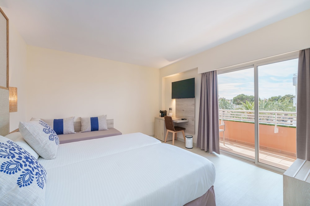 Globales Janeiro — Hotel rooms in Can Picafort, Balearic Islands
