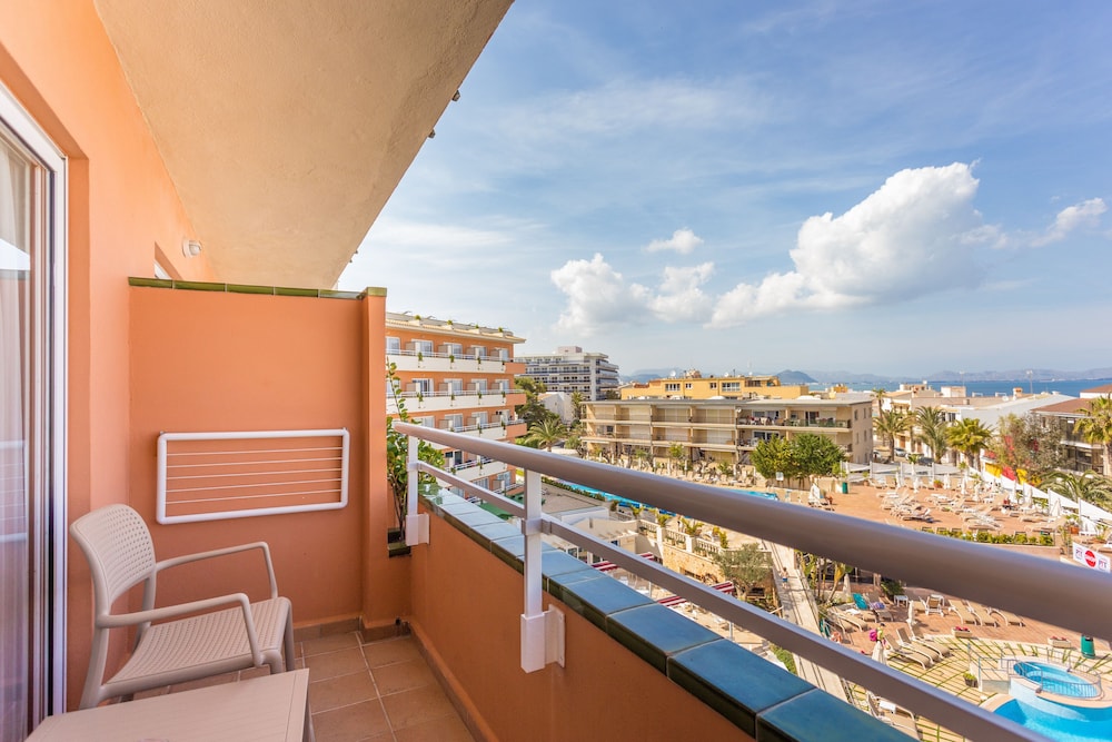 Globales Janeiro — Hotel building in Can Picafort, Balearic Islands