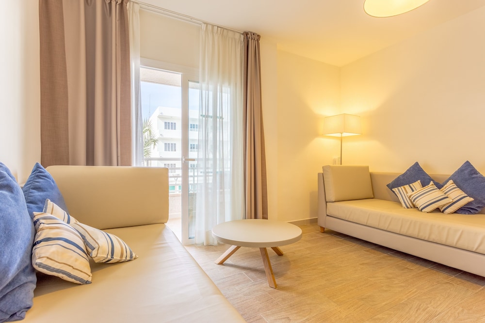 Globales Janeiro — Hotel rooms in Can Picafort, Balearic Islands