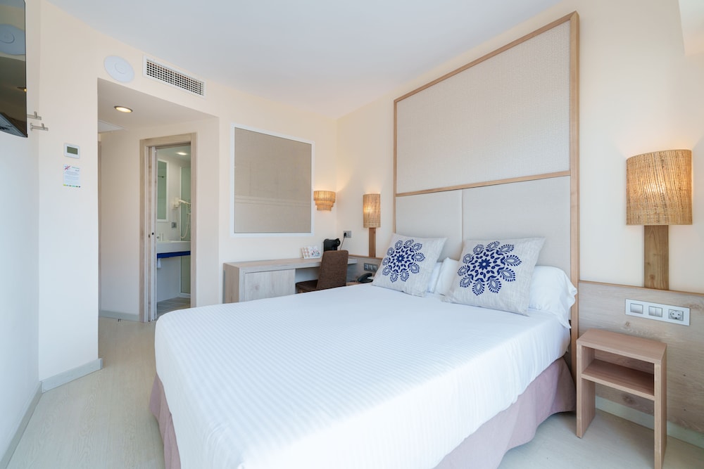 Globales Janeiro — Hotel rooms in Can Picafort, Balearic Islands