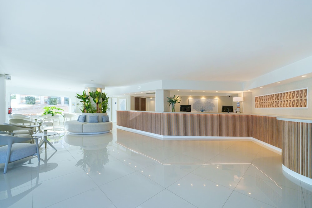 Globales Janeiro — Hotel building in Can Picafort, Balearic Islands