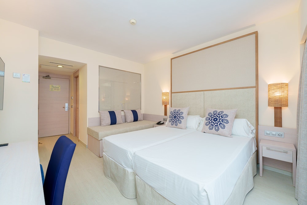 Globales Janeiro — Hotel rooms in Can Picafort, Balearic Islands