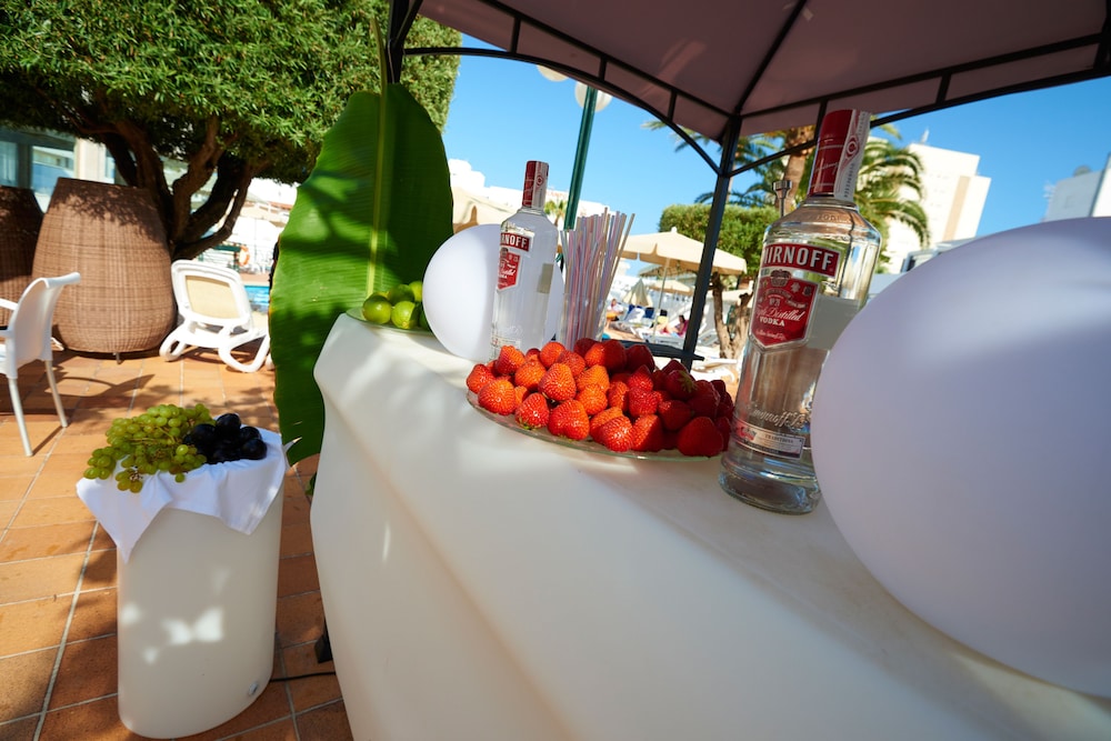 Hotel Morito — Restaurant & bars in Cala Millor, Balearic Islands