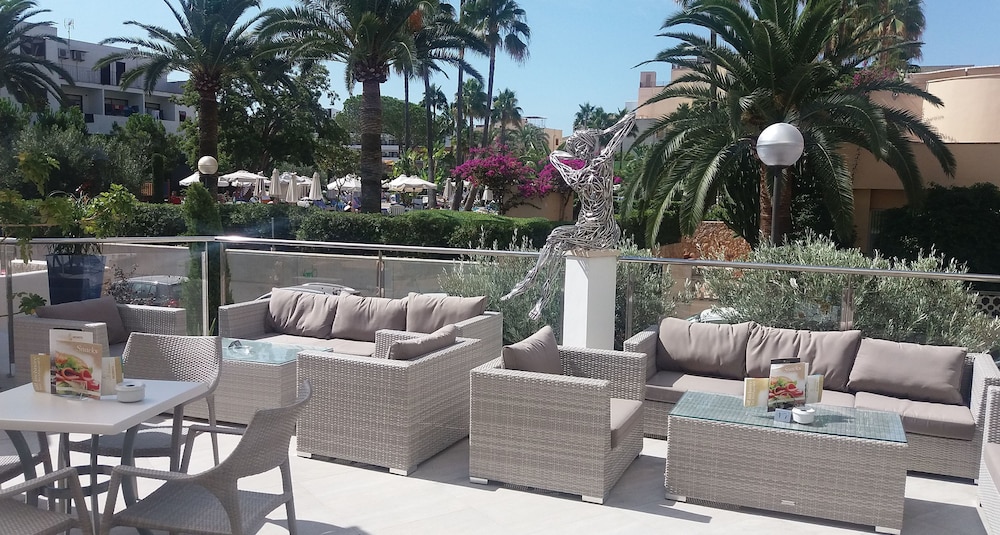 Hotel Morito — Restaurant & bars in Cala Millor, Balearic Islands
