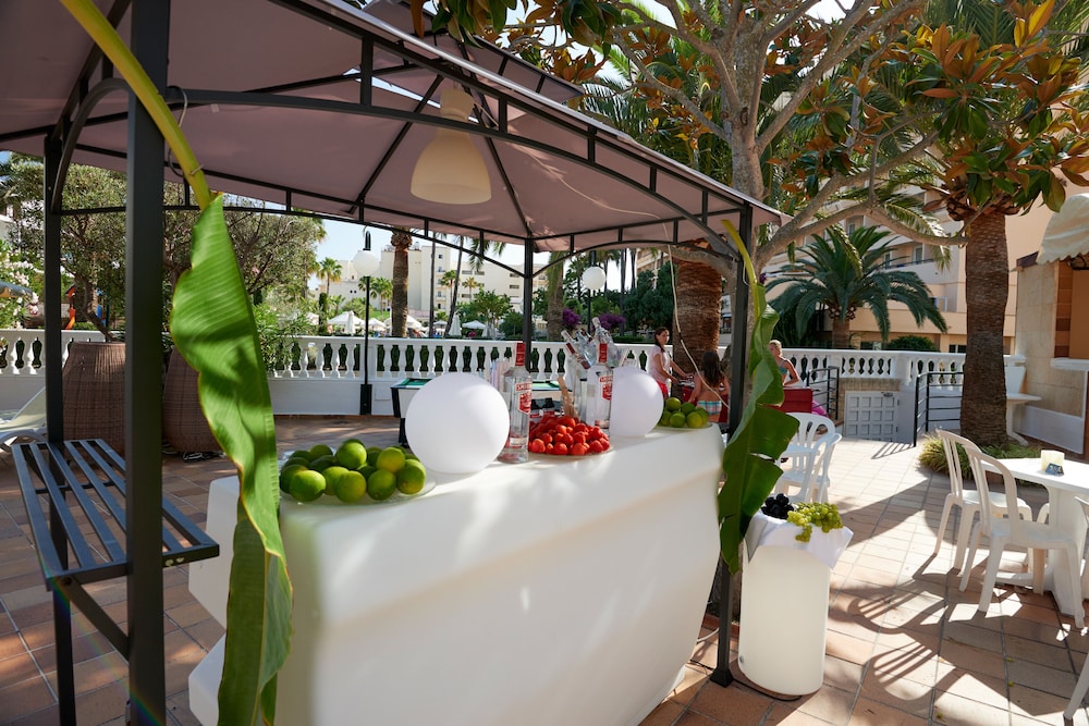 Hotel Morito — Restaurant & bars in Cala Millor, Balearic Islands