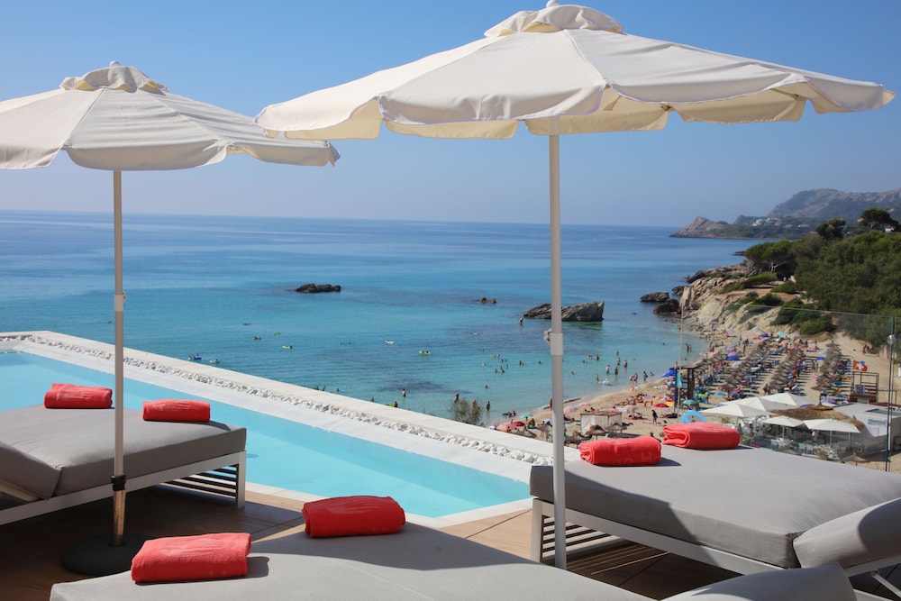 Hotel Serrano Palace — Swimming pool in Cala Ratjada, Balearic Islands