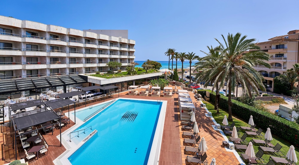 Hotel Serrano Palace — Swimming pool in Cala Ratjada, Balearic Islands