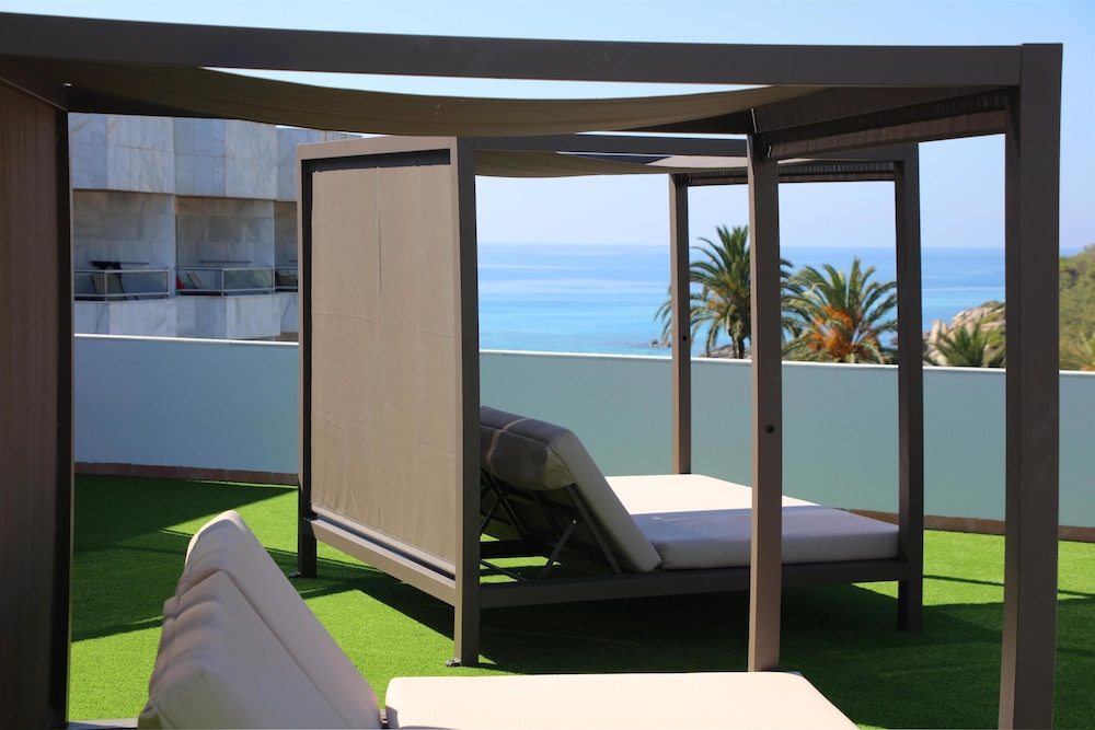 Hotel Serrano Palace — Hotel building in Cala Ratjada, Balearic Islands