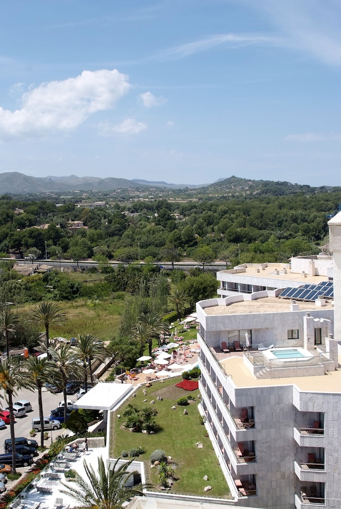 Hotel Serrano Palace — Hotel building in Cala Ratjada, Balearic Islands