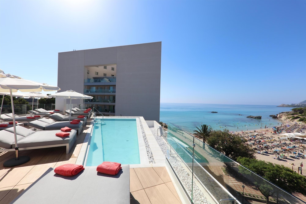 Hotel Serrano Palace — Swimming pool in Cala Ratjada, Balearic Islands
