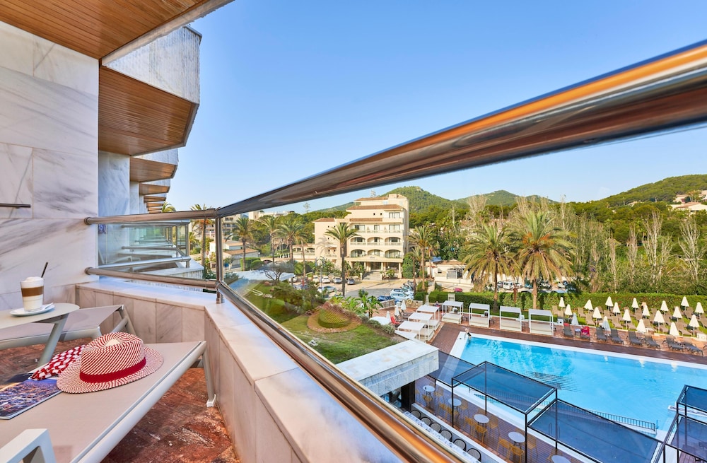 Hotel Serrano Palace — Swimming pool in Cala Ratjada, Balearic Islands