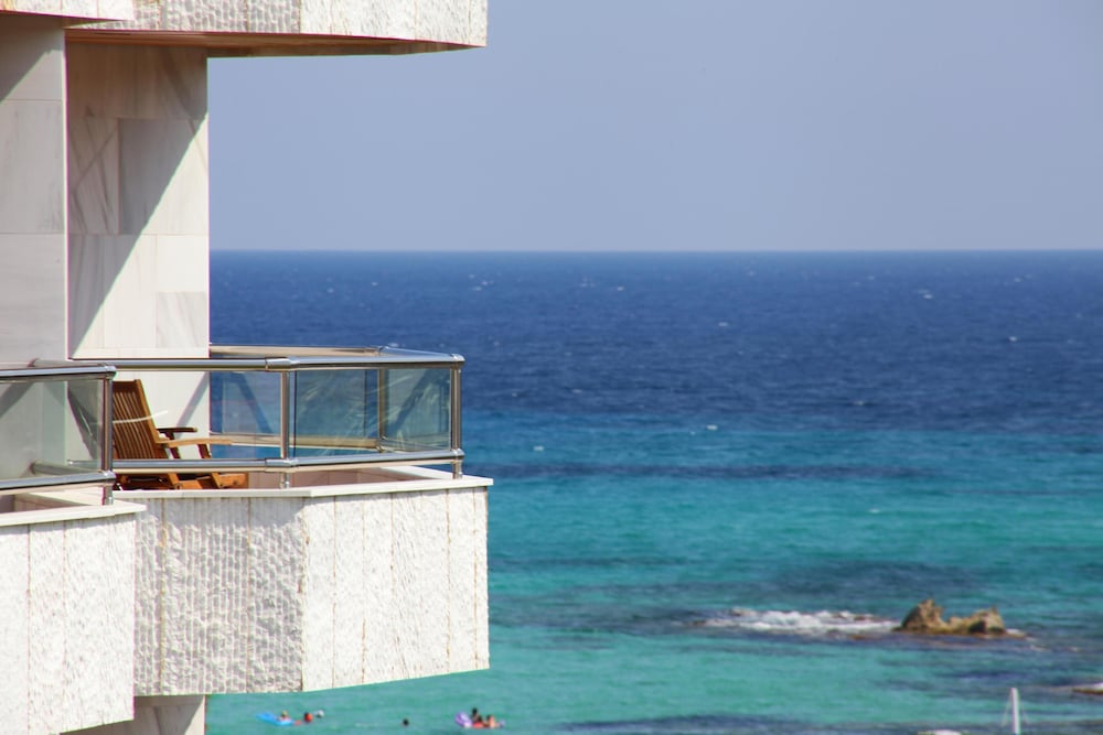 Hotel Serrano Palace — Hotel building in Cala Ratjada, Balearic Islands