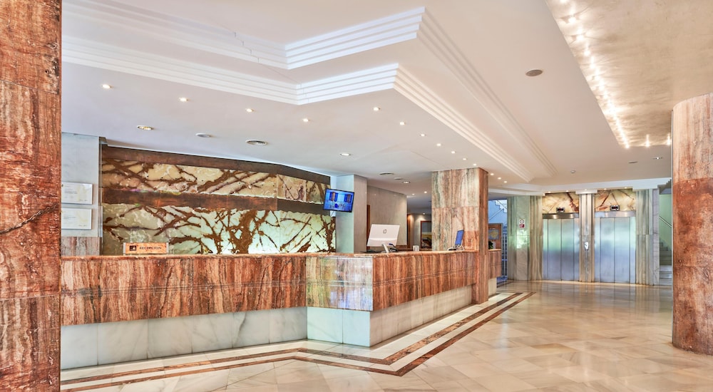 Hotel Serrano Palace — Hotel building in Cala Ratjada, Balearic Islands