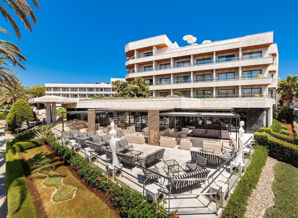 Hotel Serrano Palace — Hotel building in Cala Ratjada, Balearic Islands