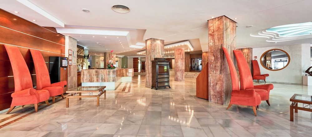 Hotel Serrano Palace — Hotel building in Cala Ratjada, Balearic Islands