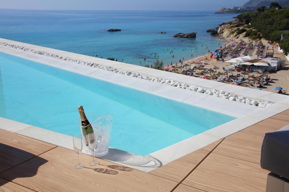 Hotel Serrano Palace — Swimming pool in Cala Ratjada, Balearic Islands