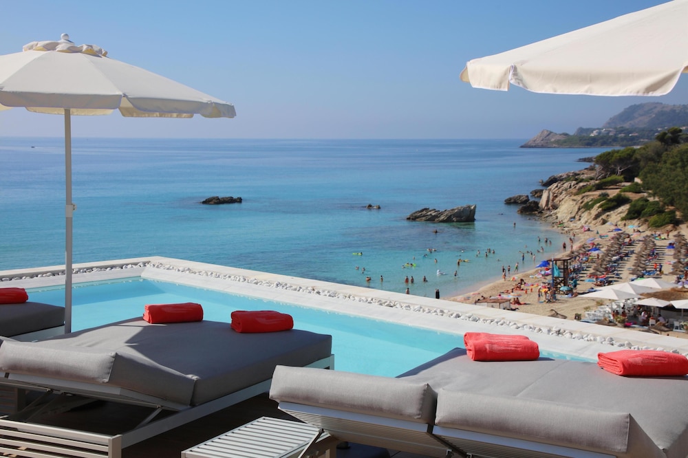 Hotel Serrano Palace — Swimming pool in Cala Ratjada, Balearic Islands