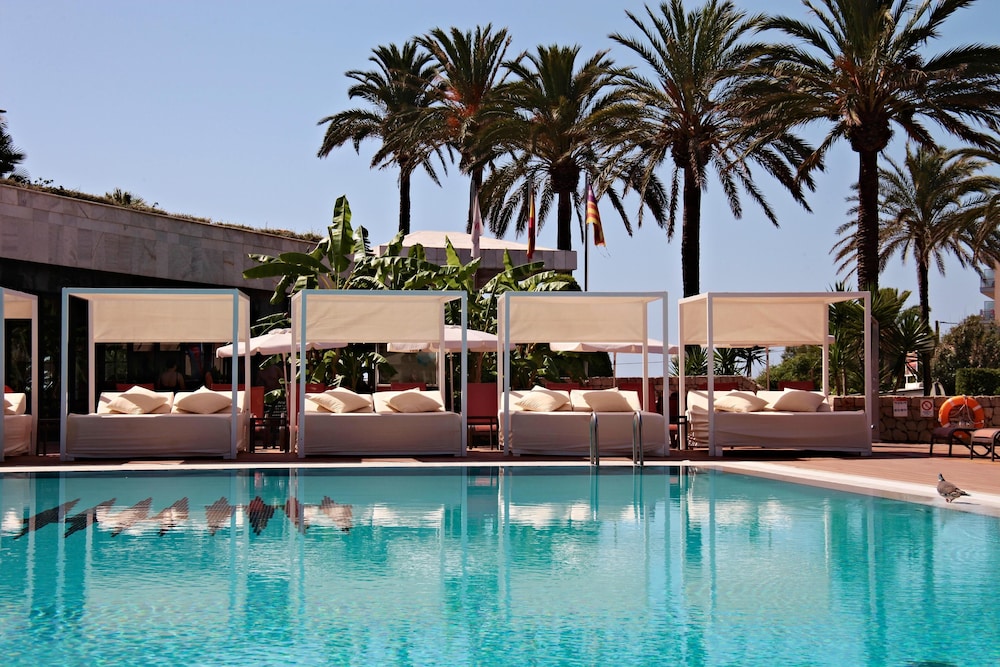 Hotel Serrano Palace — Swimming pool in Cala Ratjada, Balearic Islands