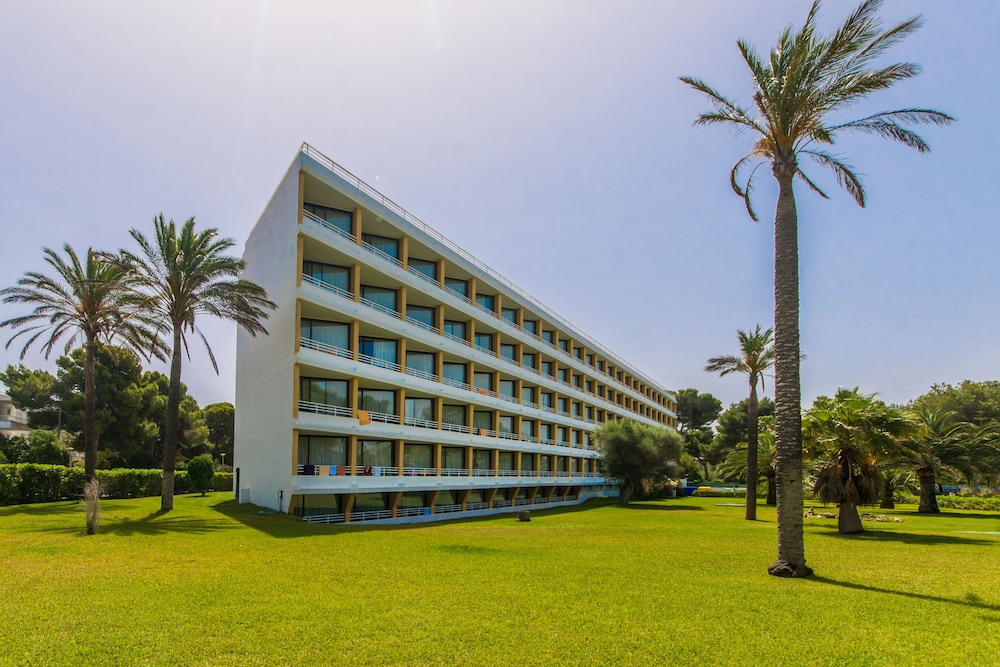 Hotel Exagon Park — Hotel building in Can Picafort, Balearic Islands
